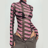 Hochgeschlossener, langärmliger Bodysuit aus transparentem Netzstoff mit Barbie-Print